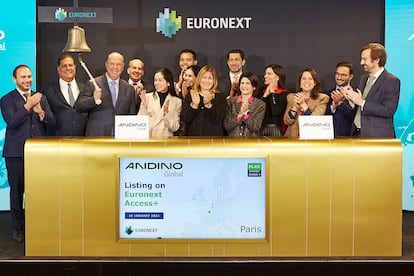 Momento en el que el CEO de Andino, Carlos Vargas, ha tocado la campana en el Euronext de París esta mañana.