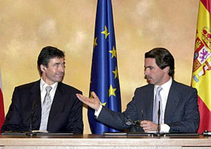 Aznar, durante una conferencia de prensa ofrecida junto al primer ministro danés Anders F. Rasmussen.