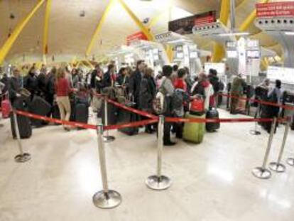 Cientos de personas esperan la salida de los vuelos en el aeropuerto de Madrid-Barajas. EFE/Archivo