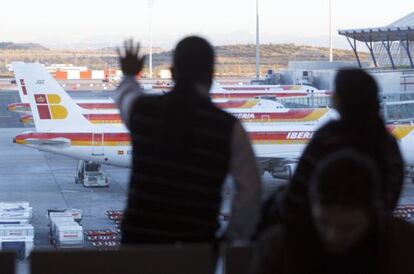 Dos pasajeros en la Terminal 4 de Barajas.