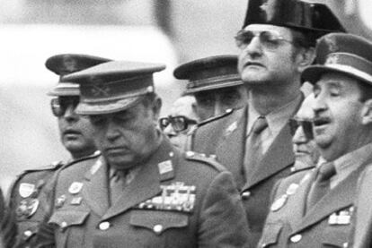 Aramburu Topete (izquierda de la foto) junto al general Armada, en los exteriores del Congreso el 23-F.