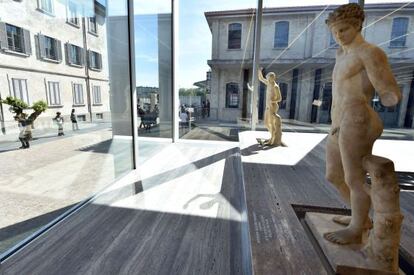 Una perspectiva de la sede y de la exposición de la Fundación Prada.