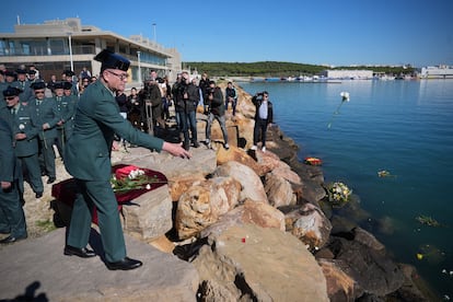 Amigos, familiares y compañeros de los dos guardias civiles asesinados hace ahora un año, participan este domingo en un homenaje en el puerto de Barbate (Cádiz).