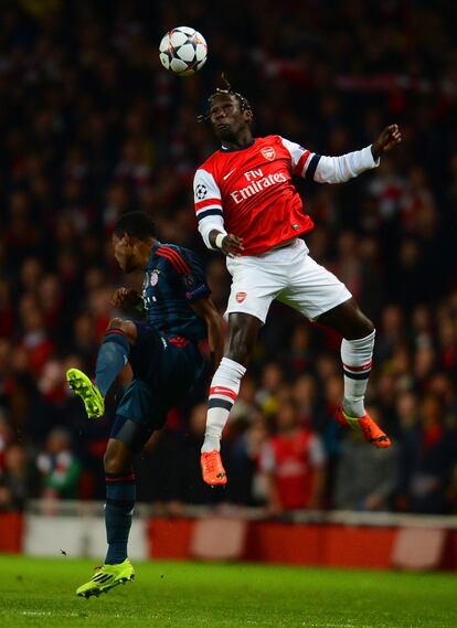 Bacary Sagna lucha por el balón en el Emirates de Arsenal. 