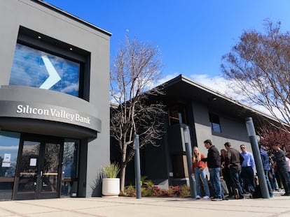 Un grupo de personas espera frente a la sede del Silicon Valley Bank en Santa Clara