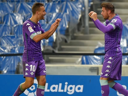 Canales (i) y Joaquín (d) celebran el tanto de este último que suponía el empate (2-2) en el encuentro que enfrentó este sábado en Anoeta a la Real Sociedad y el Betis. / Ander Gillenea (AFP)