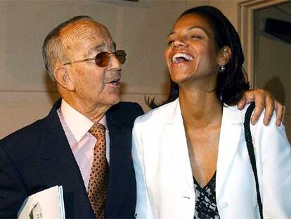 Julio Iglesias Puga, junto a su esposa Ronna Keith, en una foto de archivo tomada en Madrid en julio de 2002.
