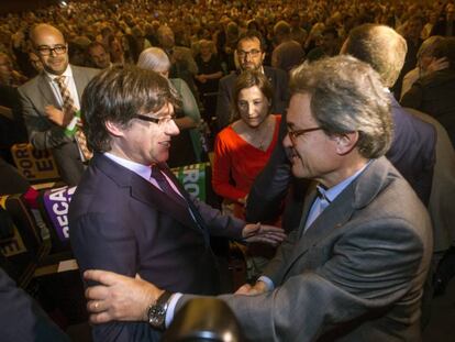 Puigdemont saluda Artur Mas, en un acte el passat 19 de maig.