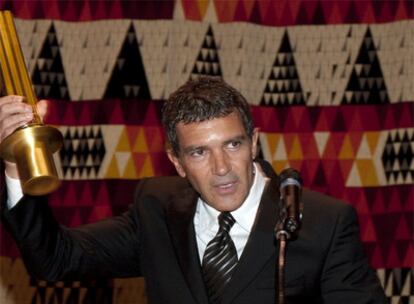 Antonio Banderas, el miércoles en Nueva York, con uno de los premios Women Together.