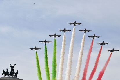 Las fuerzas aéreas italianas realizan acrobacias formando la bandera del país sobre la ciudad de Roma, en el día de la República Italiana.