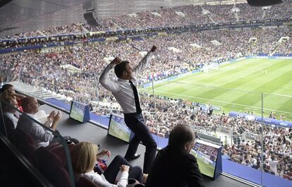 O presidente francês Emmanuel Macron comemora gol da França na final. 