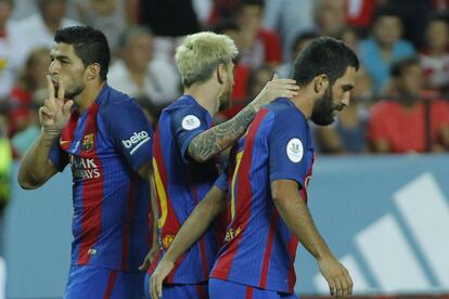 Luis Suárez celebra su gol con Messi y Turan.