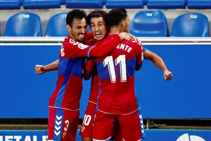 El delantero del Elche Pere Milla (centro) celebra su gol ante el Alavés este domingo con sus compañeros Tete Morente (derecha) y Sánchez Miño.