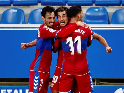 El delantero del Elche Pere Milla (centro) celebra su gol ante el Alavés este domingo con sus compañeros Tete Morente (derecha) y Sánchez Miño.