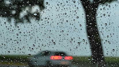 Carretera en un día de lluvia vista a través de la ventanilla de un coche, en Brandeburgo (Alemania) en mayo de 2022.