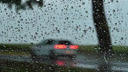 Carretera en un día de lluvia vista a través de la ventanilla de un coche, en Brandeburgo (Alemania) en mayo de 2022.