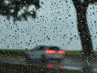 Carretera en un día de lluvia vista a través de la ventanilla de un coche, en Brandeburgo (Alemania) en mayo de 2022.