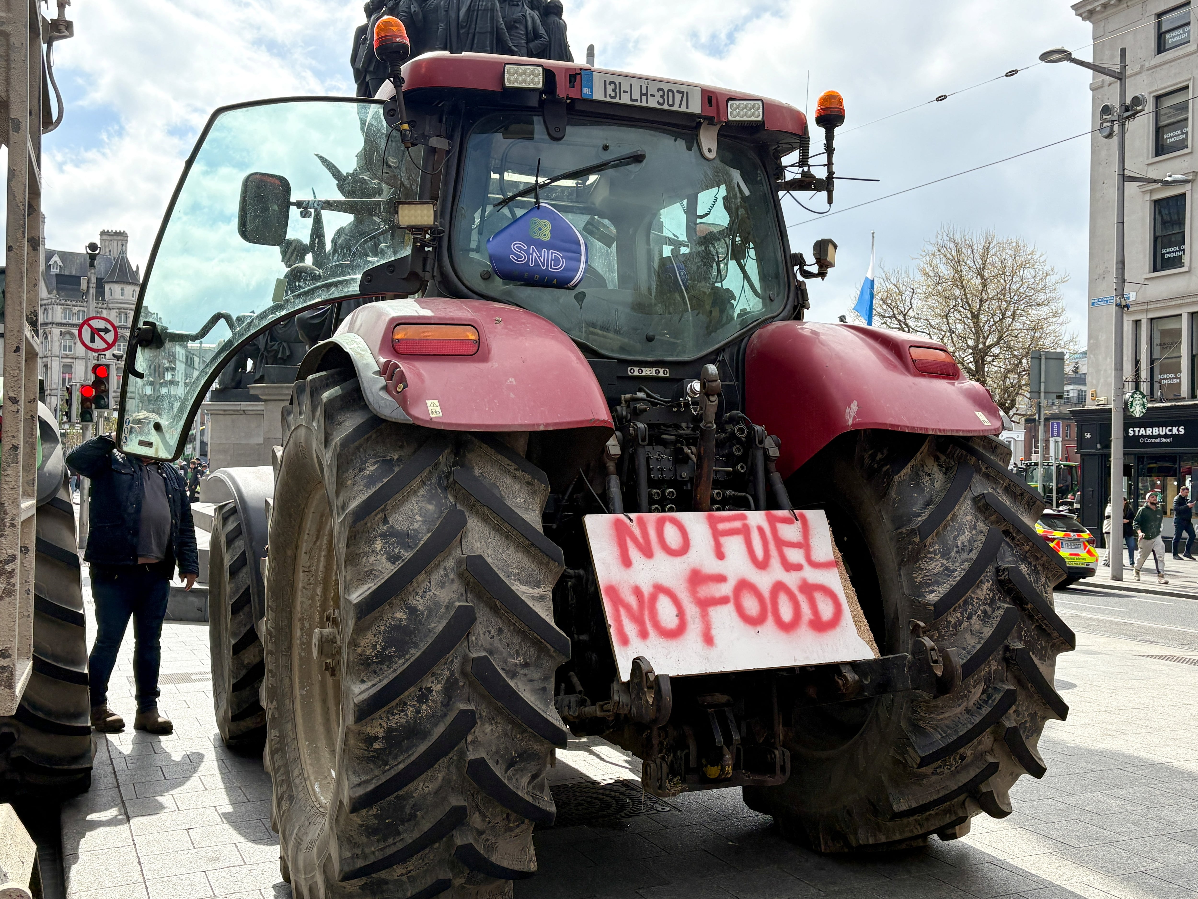 Las protestas de agricultores y transportistas por el precio del combustible paralizan Irlanda por tercer día consecutivo