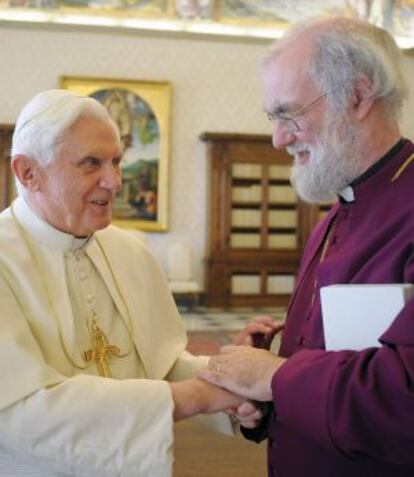El Papa Benedicto XVI junto al arzobispo de Canterbury, Rowan Williams (derecha), en una reunión mantenida en el Vaticano en 2009.
