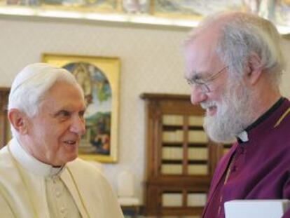 El Papa Benedicto XVI junto al arzobispo de Canterbury, Rowan Williams (derecha), en una reunión mantenida en el Vaticano en 2009.