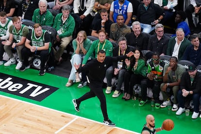 El entrenador de los Celtics, Joe Mazzulla, da instrucciones a sus jugadores desde la banda en el segundo partido de las finales, en el TD Garden.