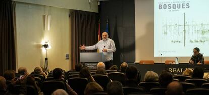 Carlos de Hita, en el salón de actos del Jardín Botánico, durante la presentación de 'Viaje visual y sonoro por los bosques de España'.