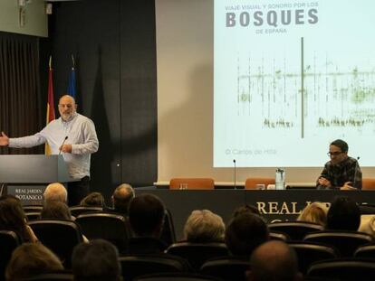 Carlos de Hita, en el salón de actos del Jardín Botánico, durante la presentación de 'Viaje visual y sonoro por los bosques de España'.