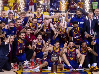 Los jugadores y el cuerpo técnico del Barcelona celebran la Liga ACB.