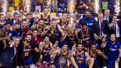 Los jugadores y el cuerpo técnico del Barcelona celebran la Liga ACB.