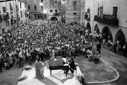 Concierto de Montserrat Caballé y Josep Carreras en la plaza del Ayuntamiento del Castillo de Peralada, en agosto de 1988. A lo largo de su carrera, Caballé compartió escenario con todos los grandes artistas, aunque reconocía que tuvo una química especial con tres de ellos: Pavarotti, Plácido Domingo y el propio Carreras.