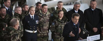 El presidente francés, Nicolas Sarkozy, se muestra optimista sobre el fin del conflicto en Gaza durante una visita a las fuerzas de paz de la ONU en Líbano