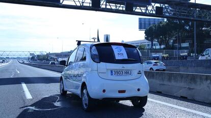 Un coche autónomo haciendo pruebas en la A-6 en Madrid.