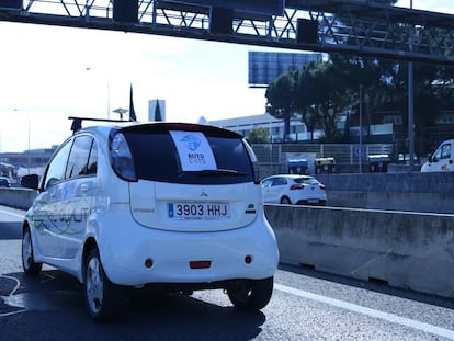 Un coche autónomo haciendo pruebas en la A-6 en Madrid.