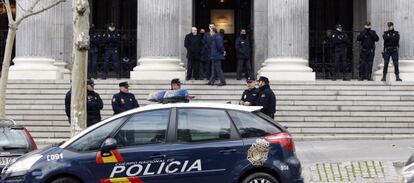 Fuerte despliegue policial, esta mañana frente a la Bolsa de Madrid.
