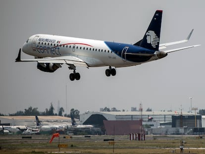 Un avión de Aeroméxico despega del Aeropuerto Internacional de Ciudad de México