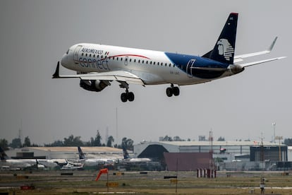 Un avión de Aeroméxico despega del Aeropuerto Internacional de Ciudad de México