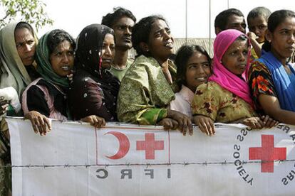 Supervivientes del maremoto hacen cola para recibir atención médica en un campo de refugiados en Katugoda (Sri Lanka).