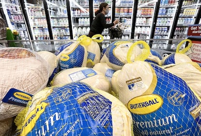 Un comprador pasa junto a unos pavos en venta para el Día de Acción de Gracias en California, Estado donde los precios aumentaron un 6,2% en octubre.