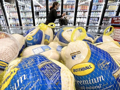 Un comprador pasa junto a unos pavos en venta para el Día de Acción de Gracias en California, Estado donde los precios aumentaron un 6,2% en octubre.