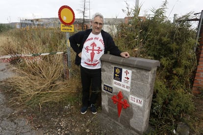 Manuel Rossi, el peregrino que ha recuperado la ruta de Uclés, en una de las señales que ha instalado.