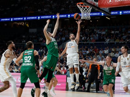 Llull lanza a canasta ante el Zalgiris.