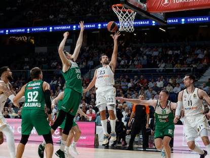 Sergio Llull lanza a canasta durante el partido entre el Real Madrid y Zalgiris Kaunas.