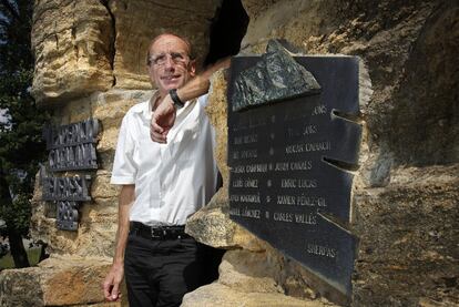 Conrad Blanch, en el monumento de Taradell a la expedición.