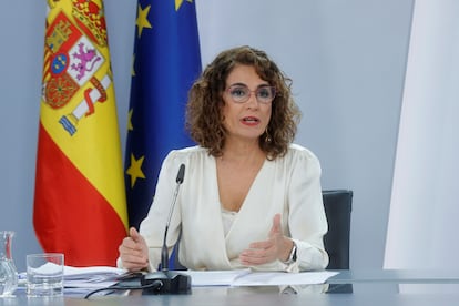 La ministra de Hacienda, María Jesús Montero, en la rueda de prensa tras presentar el proyecto de Presupuestos. EFE/Zipi