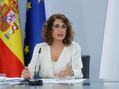 La ministra de Hacienda, María Jesús Montero, en la rueda de prensa tras presentar el proyecto de Presupuestos. EFE/Zipi