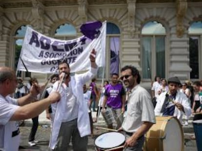 El Gobierno bonaerense decretó ayer una subida salarial del 30,9 por ciento para los docentes, para intentar poner fin a la huelga indefinida que mantiene sin clases a más de tres millones de alumnos, casi la mitad del censo escolar del país. EFE/Archivo