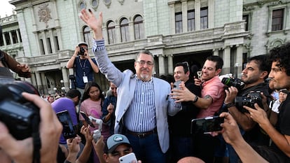 El candidato del Movimiento Semilla, Bernardo Arévalo, celebra el resultado de la primera vuelta