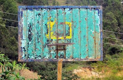 Una canasta de baloncesto en un terreno baldío de Río Venado.