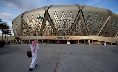 Un hombre se dirige al estadio Rey Abdullah de la ciudad saudí de Yeda.