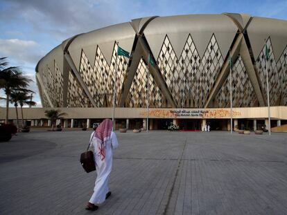 Un hombre se dirige al estadio Rey Abdullah de la ciudad saudí de Yeda.